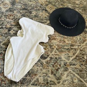 swimsuit & Navy blue sunhat